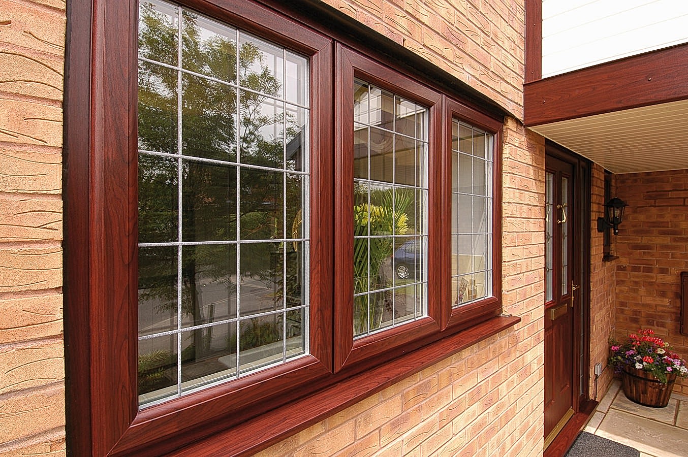 Ahşap renkli pvc kapı ve pencereler.