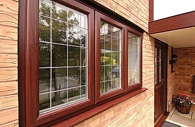 Ahşap renkli pvc kapı ve pencereler.